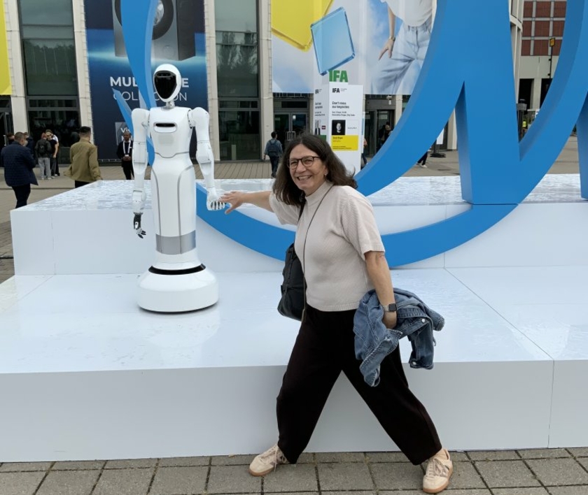 IFA-2026-Sabine-mit-Roboter-Copyright-Meisenbach-GmbH.jpeg