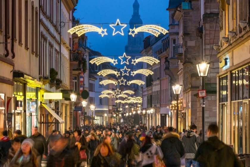 Weihnachtsshopping-Innenstadt-Copyright-eyetronic-AdobeStock.jpeg