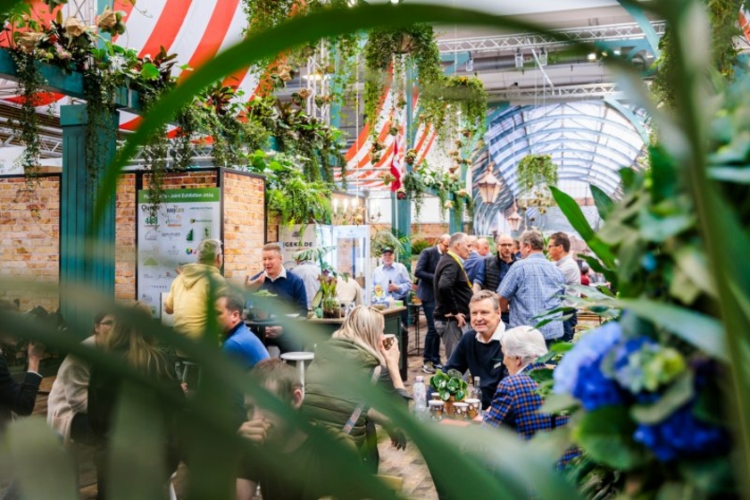 IPM-Essen-Besucher-am-Stand.jpg