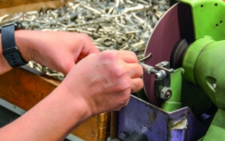 Solinger-Schneidwaren-Samstag-Becker-Manicure-Pinzettenproduktion-Copyright-Becker-Solingen.jpg