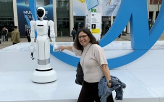 IFA-2026-Sabine-mit-Roboter-Copyright-Meisenbach-GmbH.jpeg