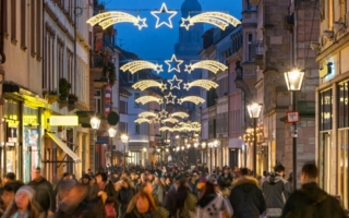 Weihnachtsshopping-Innenstadt-Copyright-eyetronic-AdobeStock.jpeg