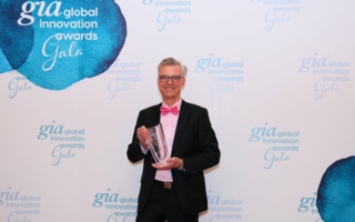 gia-Global-Honoree-Schaeffer-Tobias-Schonebeck-vor-gia-Wand-Copyright-IHA.jpg