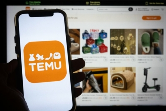 Temu-Handy-App-vor-Computerbildschirm-Copyright-stock-adobe-com---Tigarto.jpeg